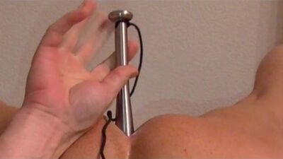 Тяжелый стальной дилдо уткнулся в ее жопу