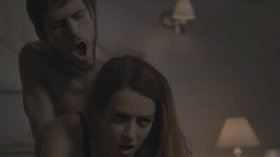 №273 Секс сзади с молодой девушкой в постели