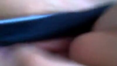 Девушка ласкает писю