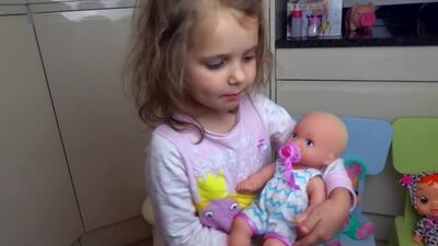 Крутые куклы Мисс Кейти. Как проходит Рутинный день Маленьких Блогеров Ютуб. Miss Katy играет в Маму.