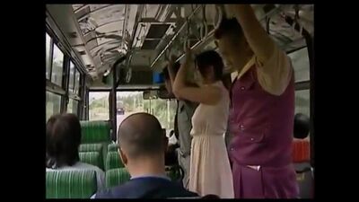 Залез рукой под платье в автобусе и начал маструбировать.