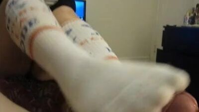 Дрочка ногами в сочных носках от кутюр