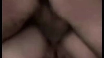 Две обнаженные женщины в групповом экшене