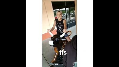 Милли Бобби Браун катается на быке