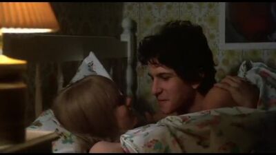 Голая Джоди Фостер (Jodie Foster) - Девочка живущая вниз по переулку Little Girl Who Lives Down the Lane (1976)