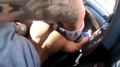 Ебет в машине
