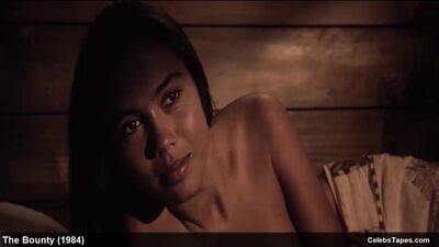 Tevaite Vernette показывает ее удивительные обнаженные сиськи и задницу