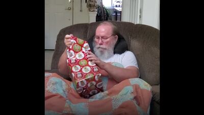 Довели дедушку до слез своим подарком / гнездо пересмешника