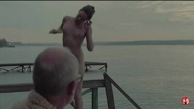 Обнаженная Изабель Эйдлен выходит из воды – Дядя Саша (2018)