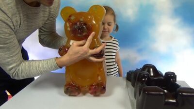 Огромный желейный Мега Медведь с мармеладными червяками делаем сами World Largest Gummy Bear
