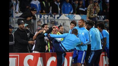 Эвра ударил болельщика ногой по голове во время разминки команды