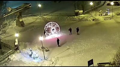 Вандалы портят новогоднее украшение в Полярных Зорях