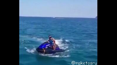 Гидроцикл с туристами взорвался прямо на ходу в море