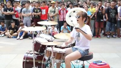 Девушка играет на барабанах - артистичный перформанс