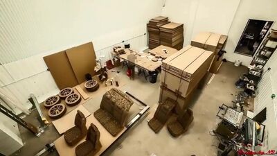 Модель автомобиля Lexus из картона в натуральную величину