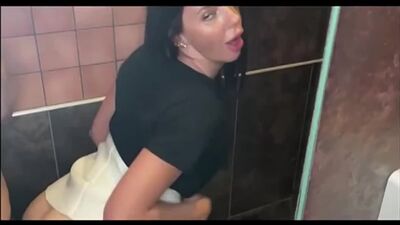 Трахнул Русскую то ли Украинку в туалете [порно ебля инцест минет трахсексизмена]