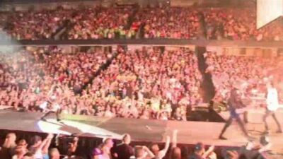 Skillet - Whispers In the Dark (Live)