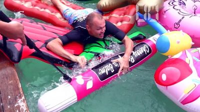 Мисс Кейти всю семью заставляет купаться в бассейне на скорость или Мистер Макс с Папой и Катей купаются в новом видео 2019