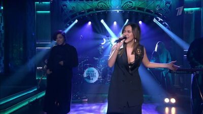 Manizha исполнила песню «Люстра» на Вечернем Урганте (16.10.2017)